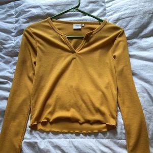 NEED GONE! 🖤! Yellow top 🐤